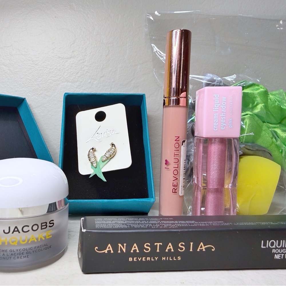 Beauty Set of8, Marc Jacobs, Anastasia Beverly H, Lovisa earrings,Revolution etc